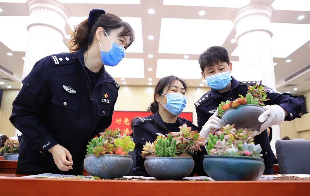 分局党委书记,分局长田静在幸福大街办公区看望慰问了在岗女民警和