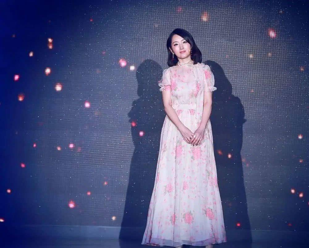 脸蛋 杨钰莹终于“翻车”，身材走样脸蛋变圆，终于相信她48岁了