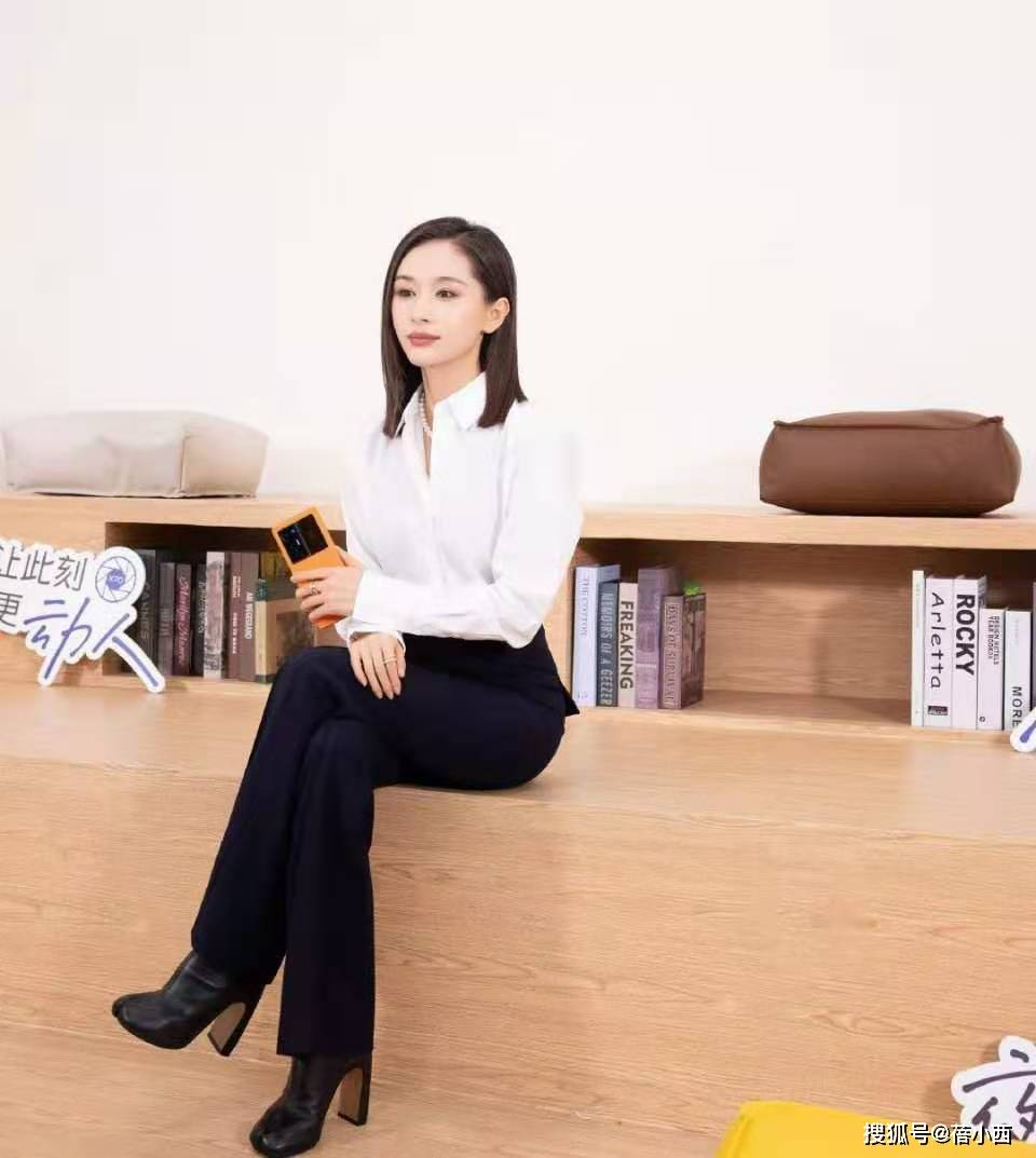 小个子 “王子文”又又又时髦了，穿白色皮夹克搭灰色牛仔裤，洋气又显高