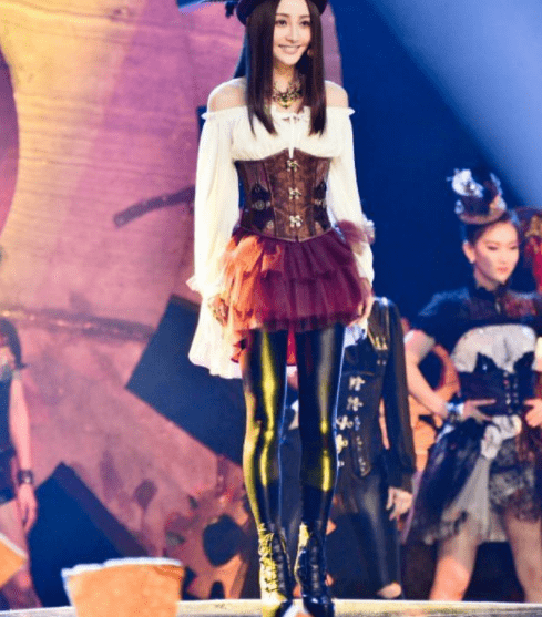 叛逆 李宇春太大胆了，穿卫衣配皮裤“叛逆”亮相，这腿细得像筷子