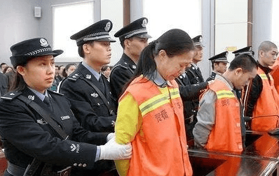 因为没得到分红,妹妹杀害姐姐一家四口,枪毙前说自己是精神病_凌小娟