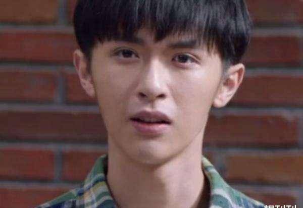 单眼皮内娱最假双眼皮PK，就差割到脑门了，生怕别人看不出是割的？