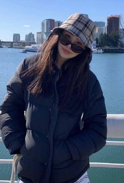 女神 王祖贤穿缦衣虔诚拜佛,素颜状态下皮肤松弛,看来女神也不败岁月