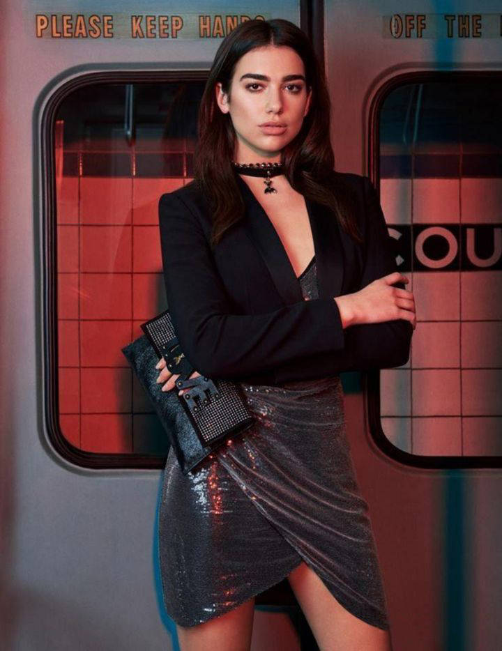 时间 Dua Lipa解锁性感新时尚，别人露腰她露胃，荧光绿连衣裙出街真飒