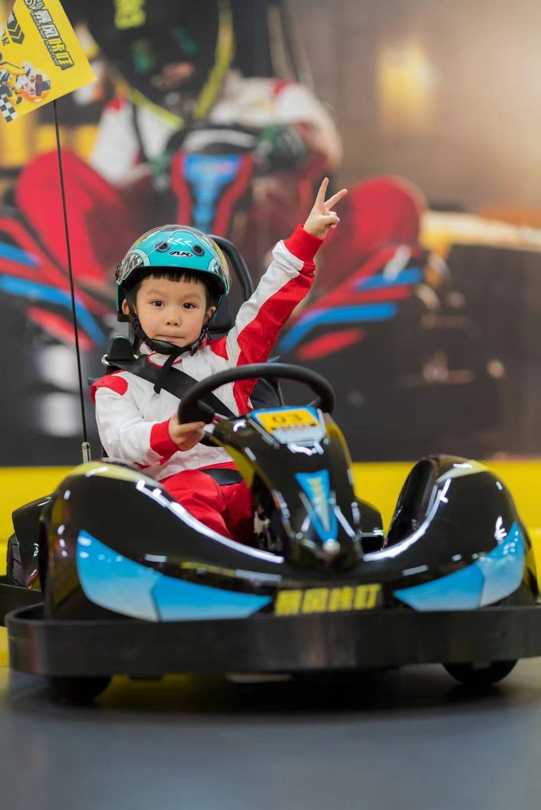 配备国内最先进的儿童卡丁车,及系列配套的赛车服,头盔,护具等专业