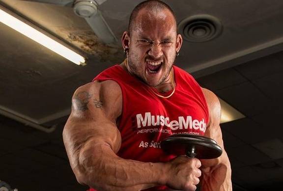 原创吃牛肉不喜欢太熟肩上两个中文字激励他变肌肉巨兽