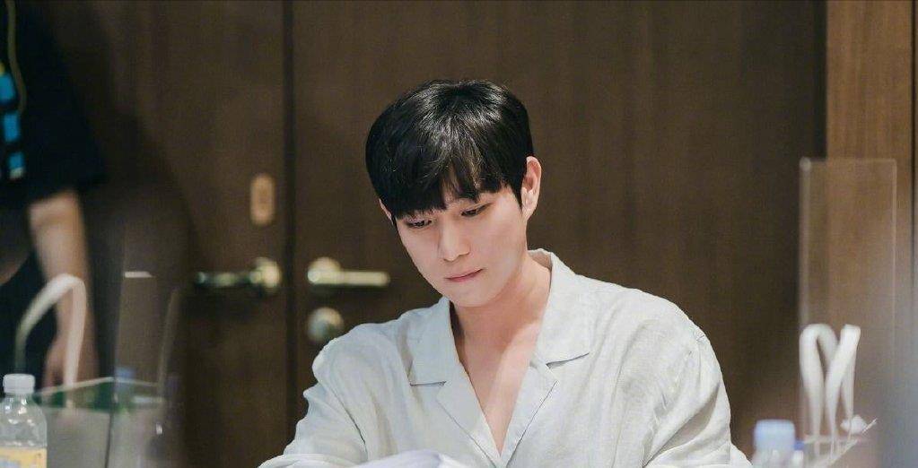 观点评论|《流星》公开围读剧本照，金永大合作李圣经，男帅女美