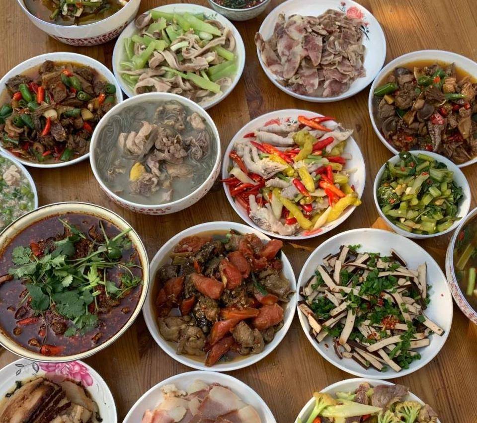7桌全国各地普通人家的年夜饭,看完图片,我决定明年去广东过年_晚餐