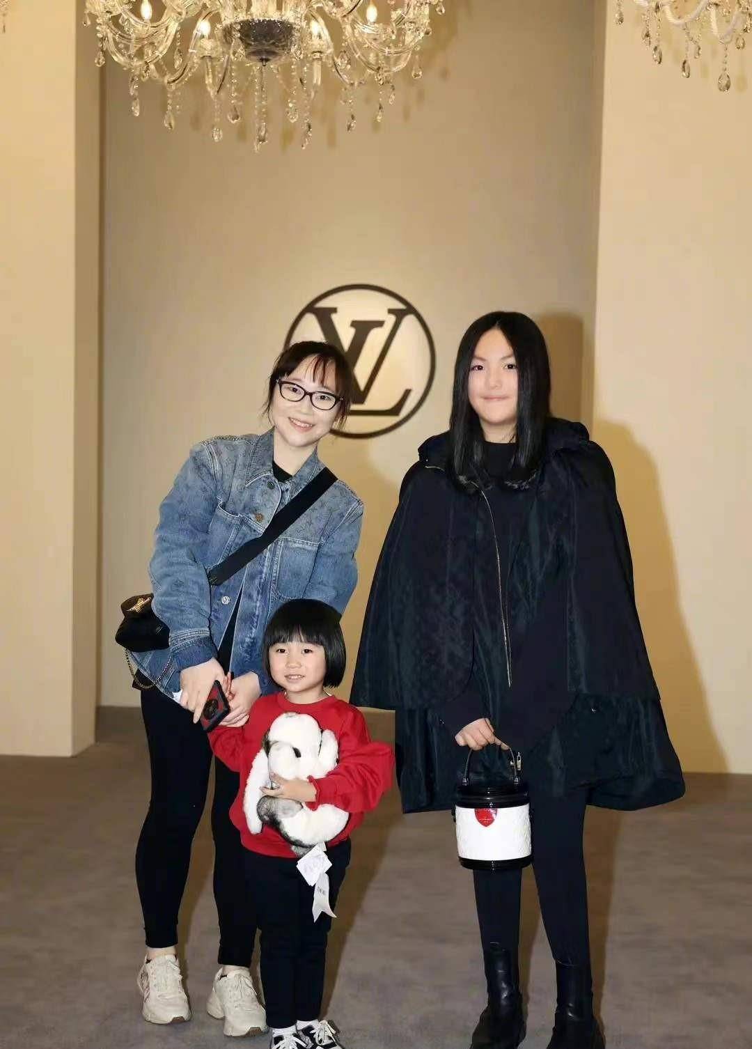 一身 李湘携女儿亮相品牌活动，一身穿搭顶一辆豪车，母女俩贵气逼人