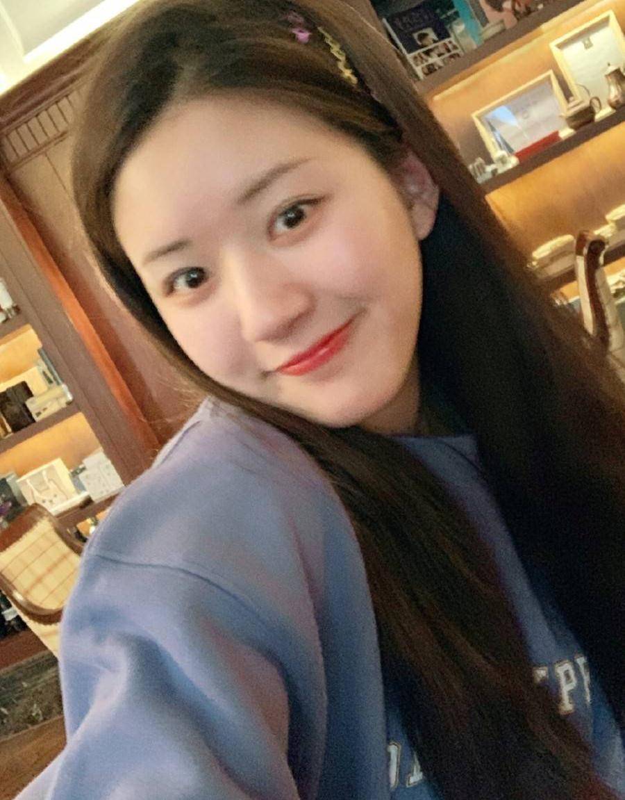 假发肉脸塌鼻梁却一直都露额头,当看到有刘海的赵露思,网友喊着恋爱了!