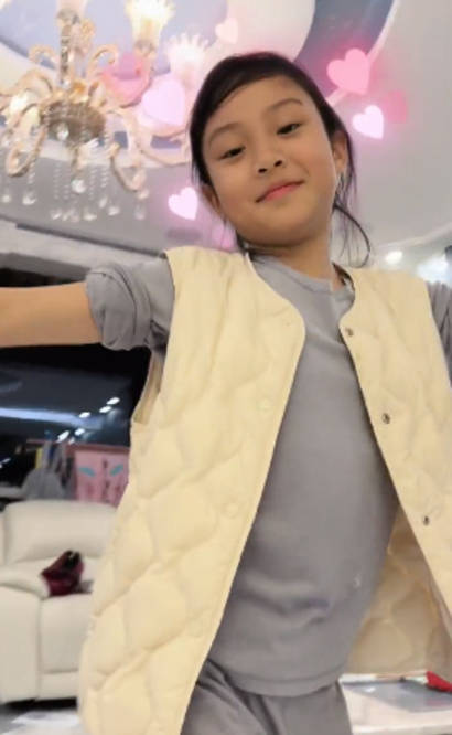 原创李小璐晒9岁甜馨跳舞视频一转眼长成小美女五官肤色都随爸