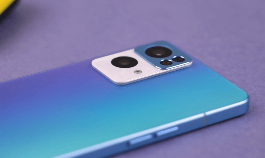 opporeno系列的前身是oppor系列,即便是更改了名字,它依旧很受欢迎