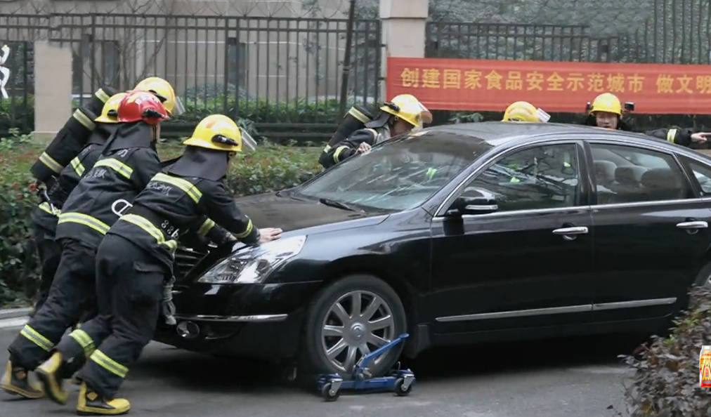 地方电视台|湖南卫视卷出天际，新生主持经历烈火考验，消防员变成人体加湿器