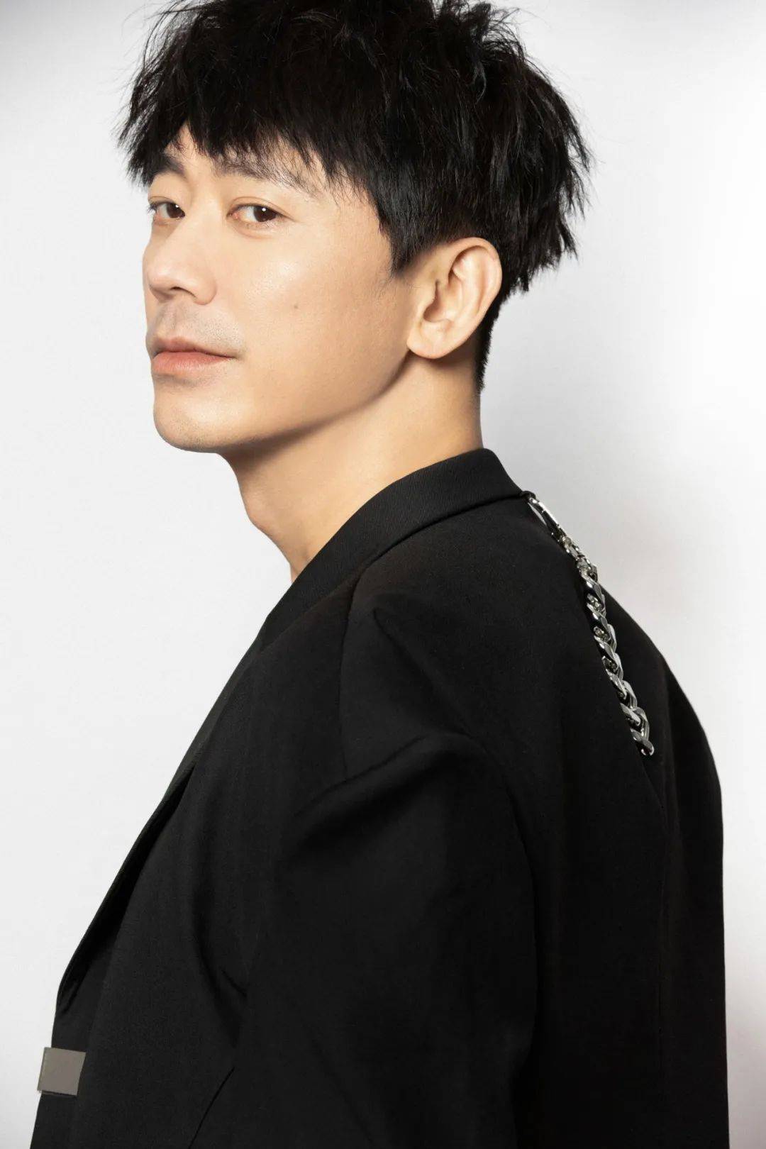 因为|全新专访丨信自诩“音乐喜剧人”,史上最难新歌挑战绕口令