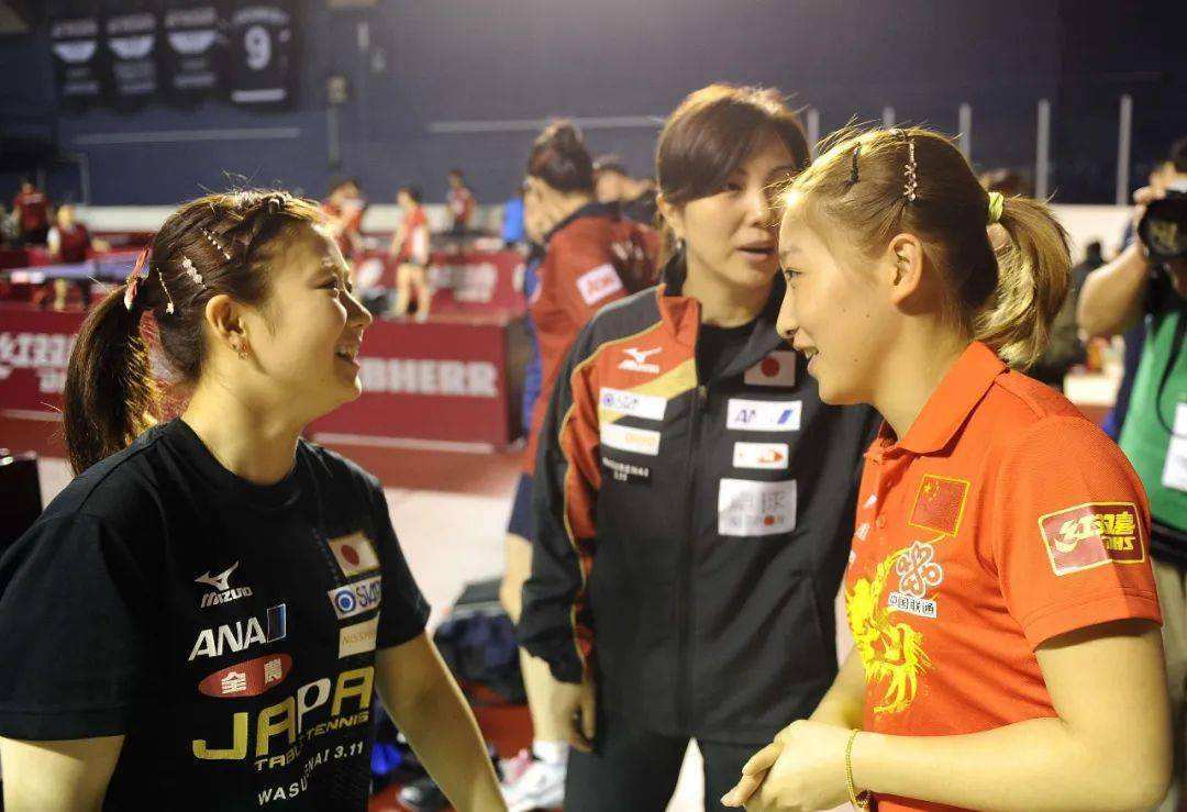 枣爱合体福原爱刘诗雯久别重逢肤色相差太大互比身高笑开花