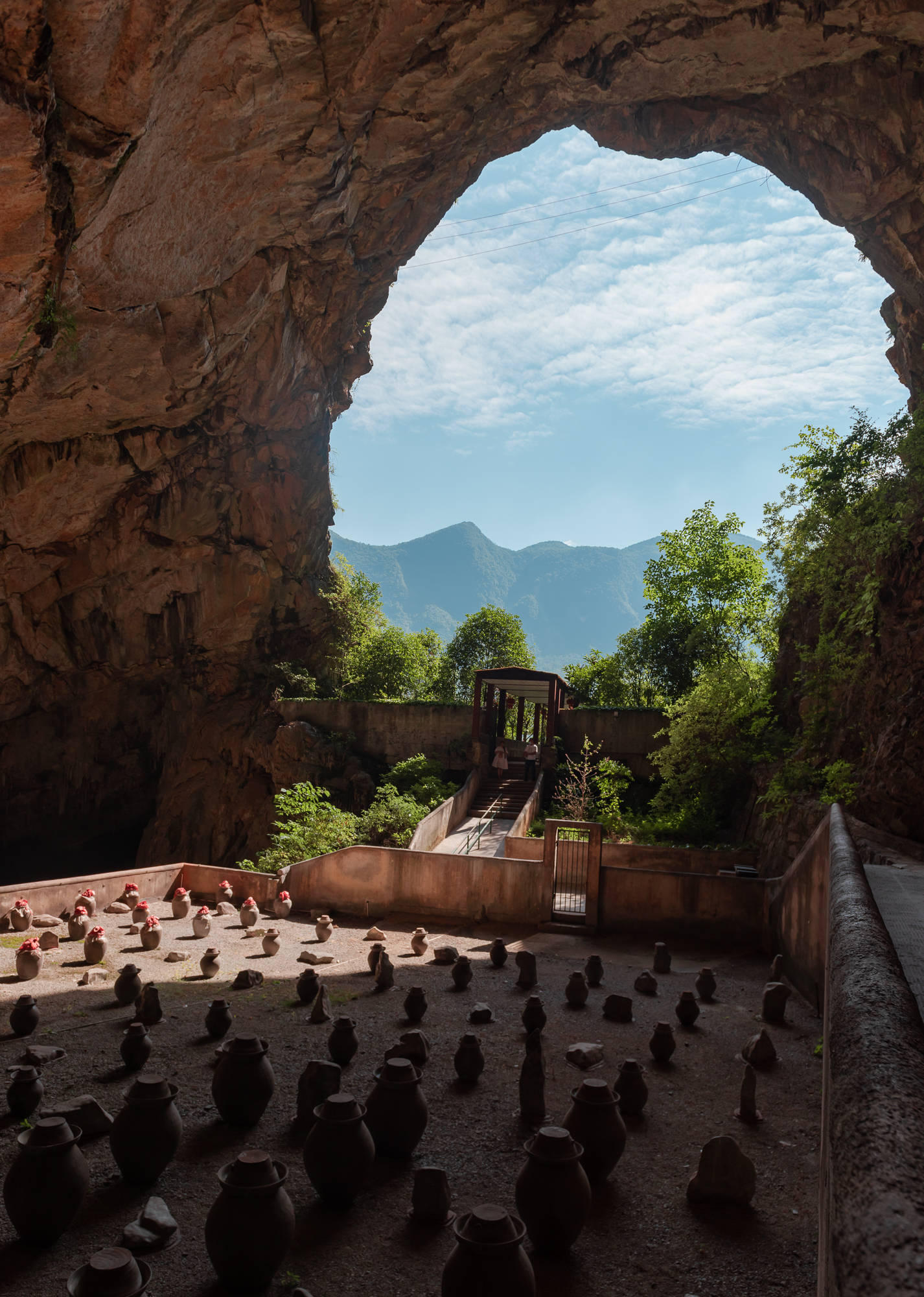原创西南地区罕见的高山溶洞群入口在悬崖峭壁上被称为洞中黄龙