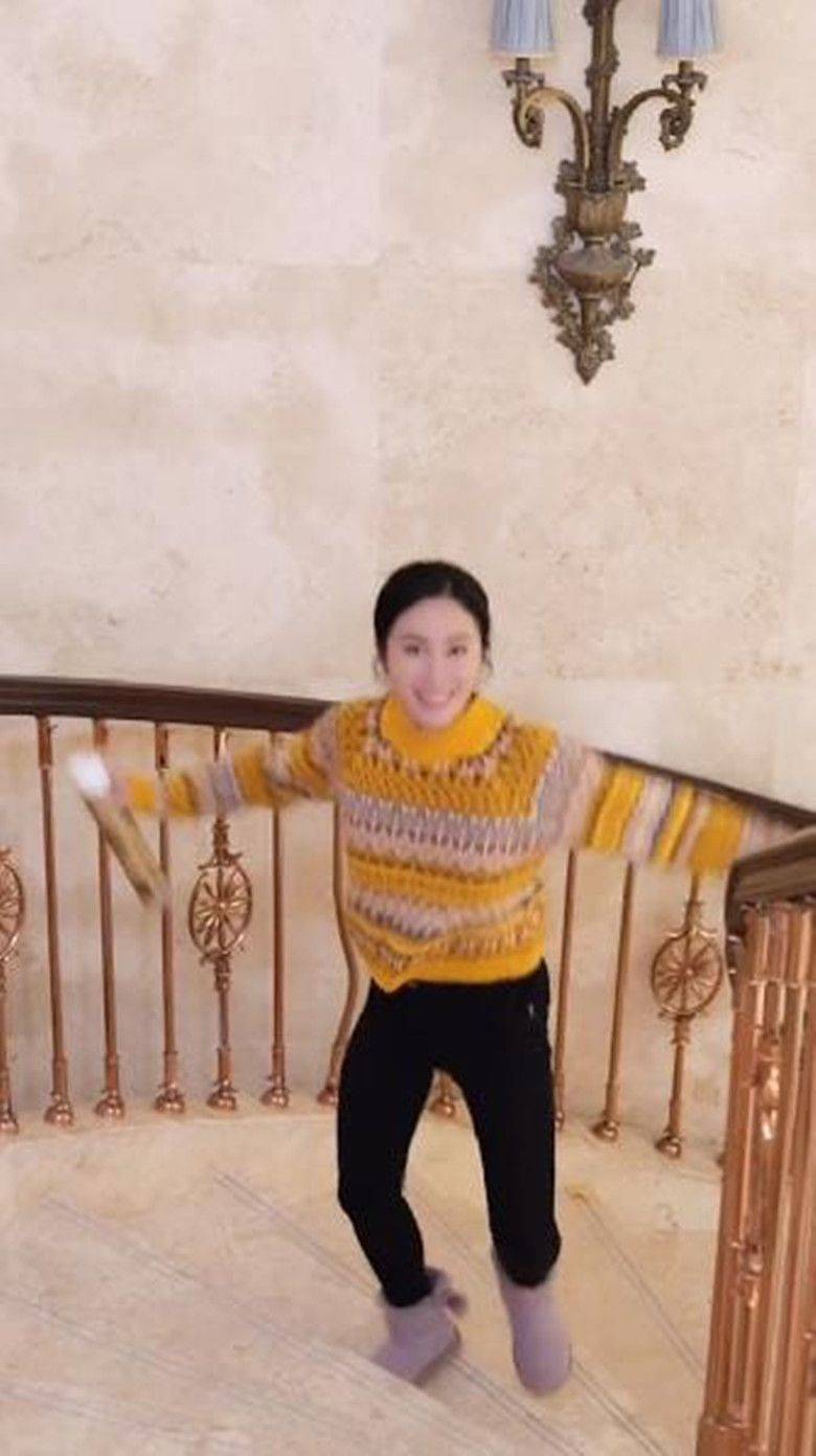 叶璇在家穿着朴素 肚子圆润完全不遮 身材体型就是普通中年人 照片 状态 本人 叶璇在家穿着朴素 肚子圆润完全不遮 身材体型就是普通中年人 照片 状态 本人