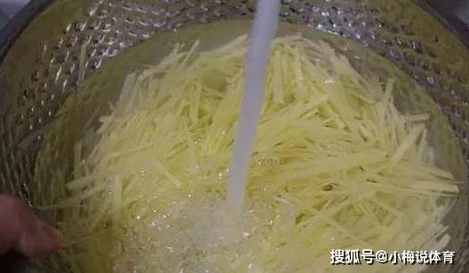 美食|土豆丝千万不能只泡水，难怪总是会粘锅，炒出来又黑又软不好吃