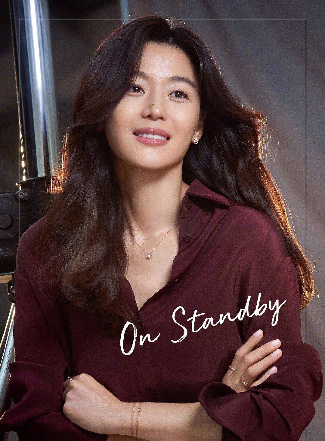 女神38岁全智贤仍然美到犯规！知性画报撞脸宋慧乔，美人果然都很相似