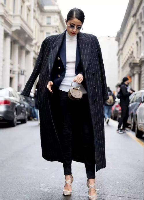 黄龄 33岁黄龄一身休闲装走机场,外面宽松,里面紧身,好身材显露无疑