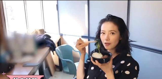 小孩高圆圆清纯可不是靠包装的，生了娃还这么好看，素颜一点不差
