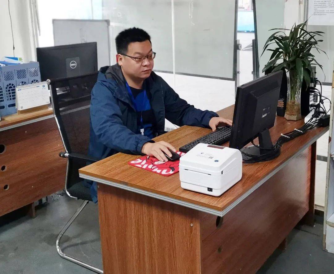 例如有一次,上海过来的一票7件货物只到达6件,差一件货物找不到,赵瑞