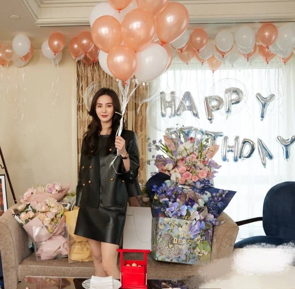 状态在后台拍到刘诗诗，穿西装裙气质优雅，但生图脸发福有大妈感了！