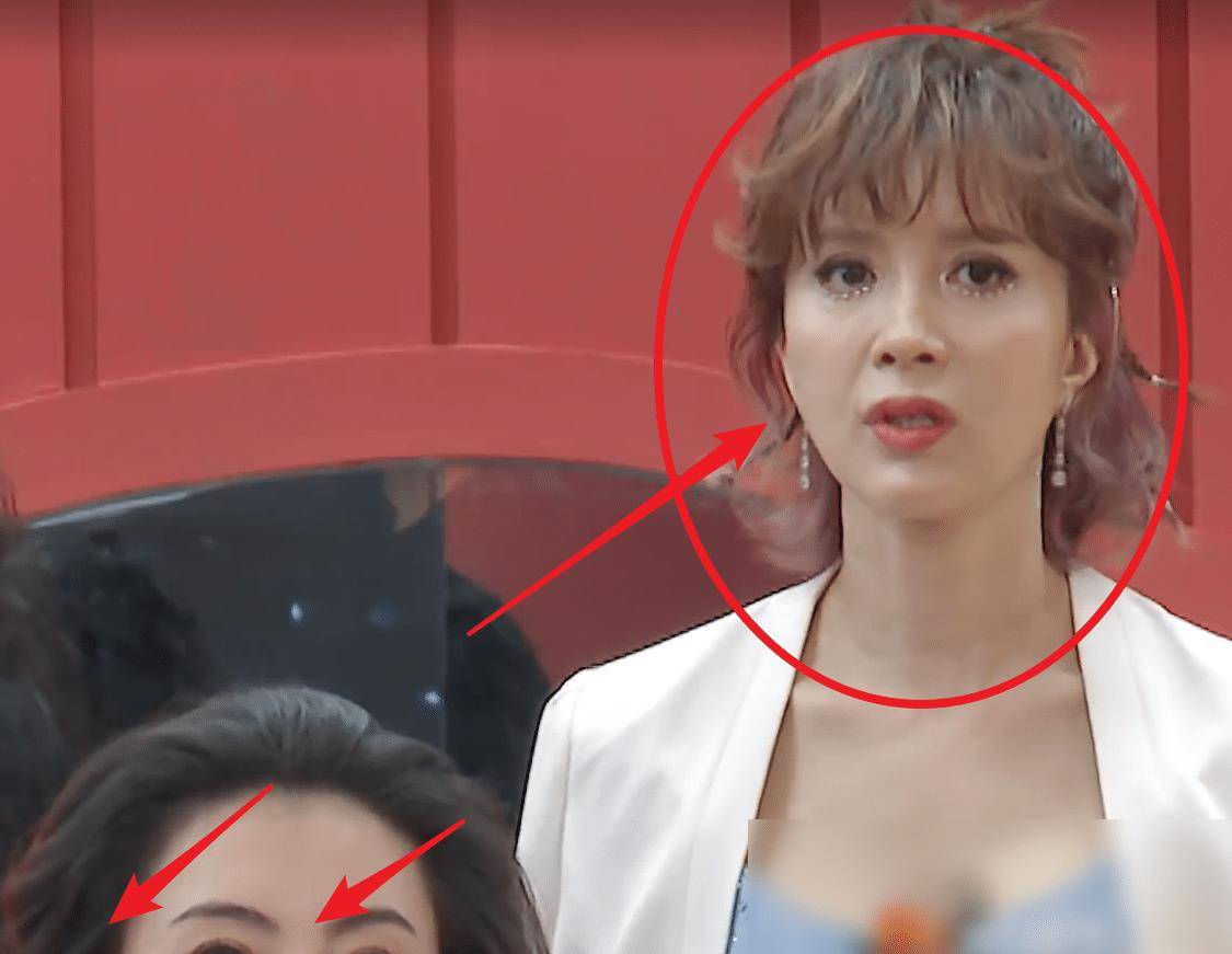 分数|李菲儿表演失误后，谁注意台下姐姐的反应？私下人品如何一望而知