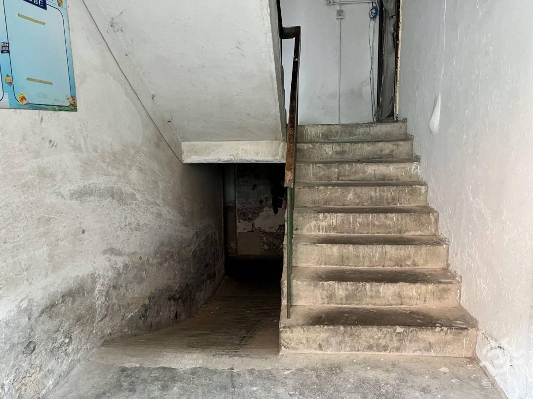 记者走进楼道内部,看到栏杆扶手老旧锈蚀,部分楼道灯缺失,单元防盗门