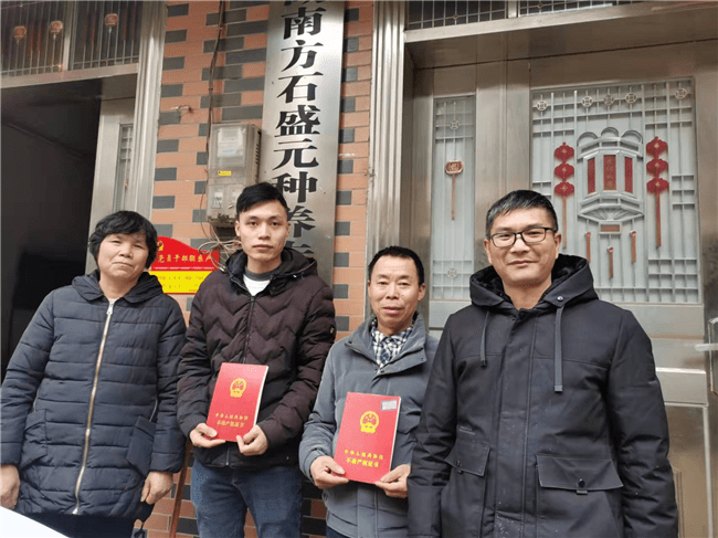水洞底镇自然资源部门工作人员常顾不上吃饭赶去涟源市自然资源局查询