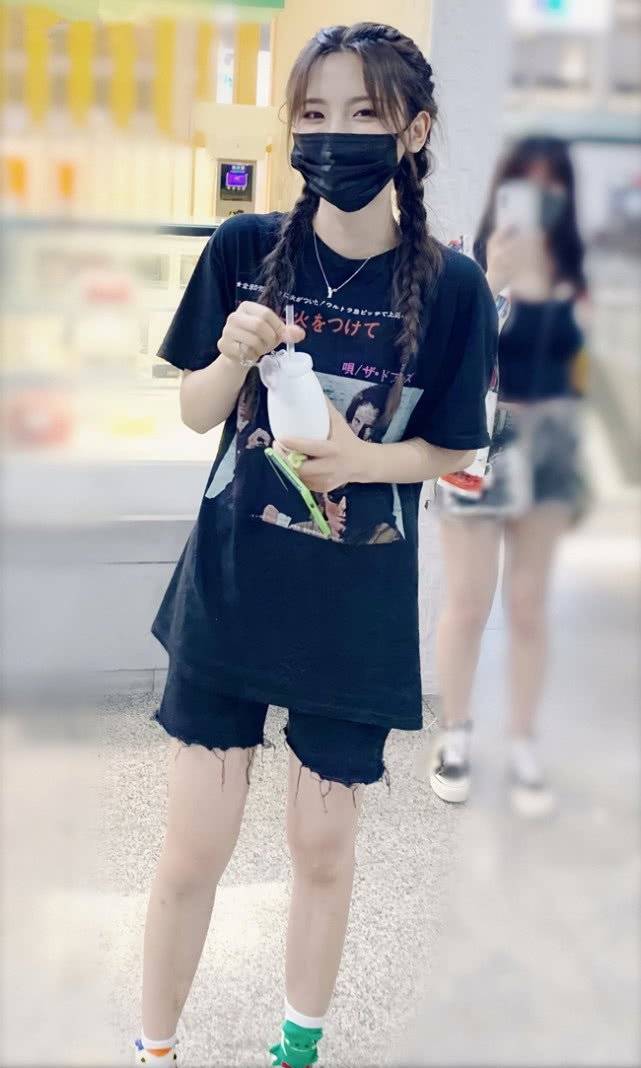 超越 杨超越不愧是村花好节俭，看到她这三分裤的裤边，自己剪的吧！