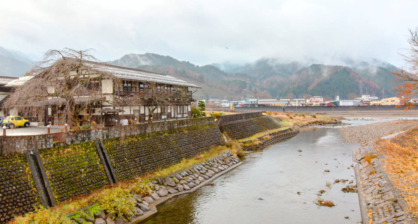电影中女主角宫水三叶的家乡糸守町(为虚构)所在的地区,便是位于日本