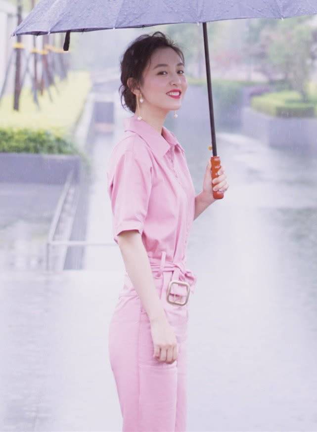 无敌|昔日武大校花变油腻？吴倩穿“五花肉”套装，没想到无敌显白！