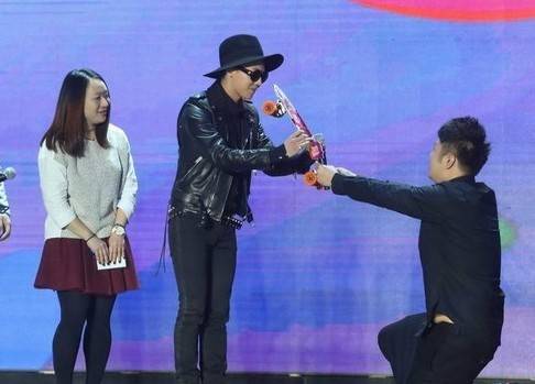 八卦爆料|《快本》导演回应争议，谁红谁上节目，却忽略了核心问题区别对待！