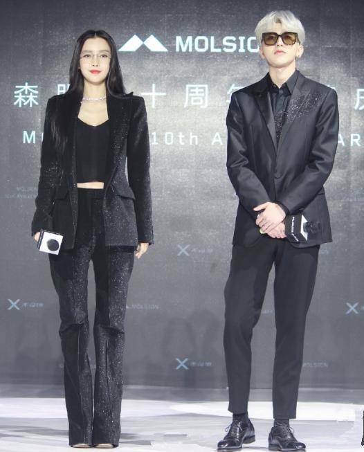 实在太baby实在太瘦了，脸上法令纹好明显，小腿却有肌肉感，还是胖点好