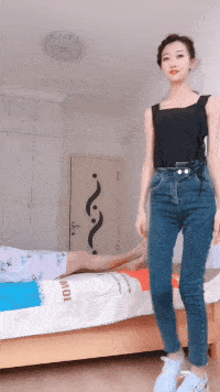 [GIF animation] The temptation of a beautiful figure: the graceful curves under tight jeans make people feel excited!