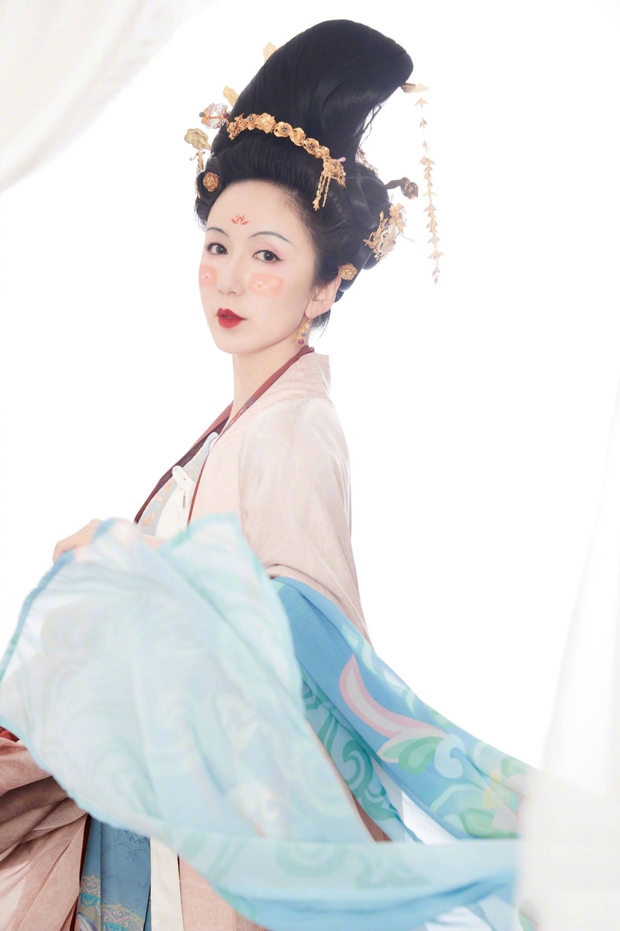 连吴磊娄艺潇汉服造型，妆容精致但撑不起来，明星古装造型普遍成灾难！