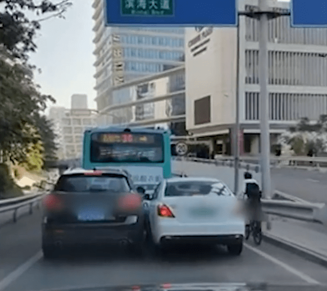 深圳两小车抢行,同车道内强行并排,网友:退一步海阔天空_那一步_都想_小事