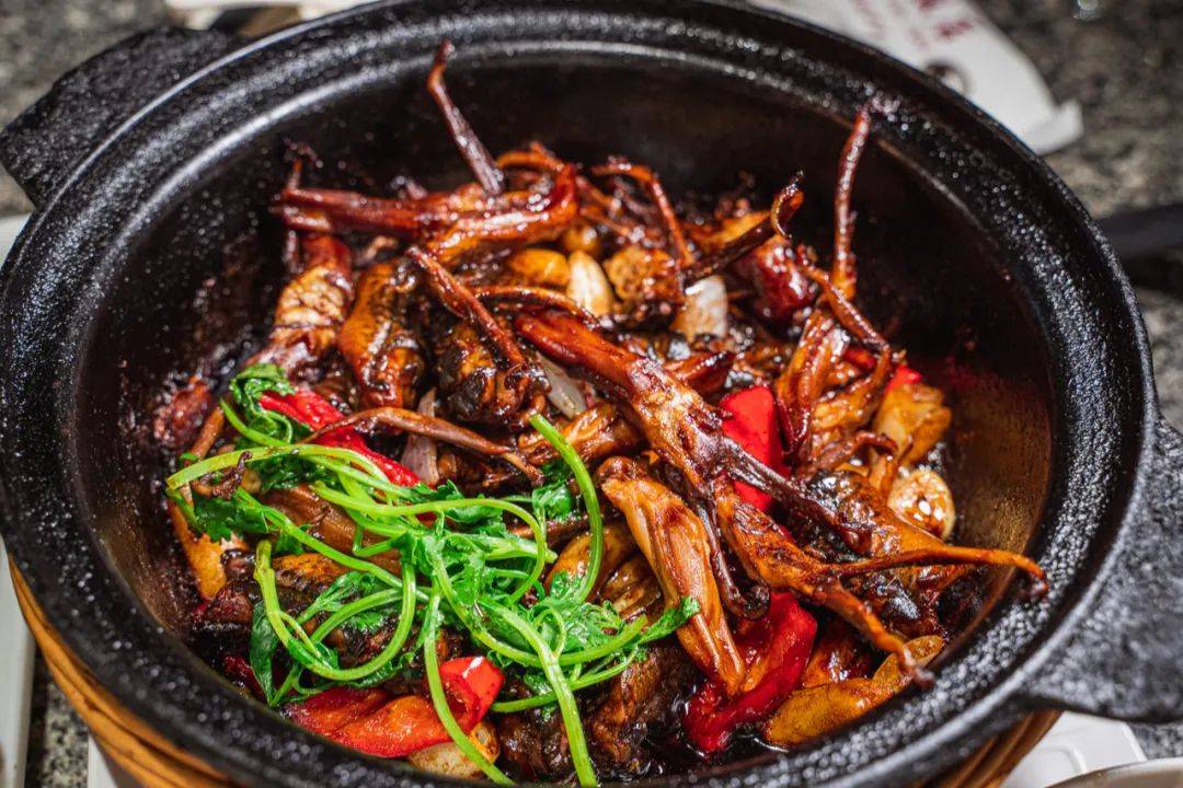 鸭舌田鸡双拼啫啫煲他家把鸭舌做进了广式啫啫煲里,在浓油赤酱的包裹