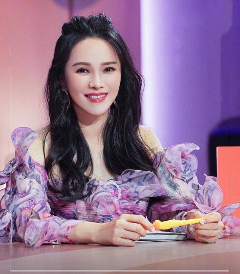 52岁伊能静晒怼脸侧面照皮肤紧致似少女但额头太高有点假