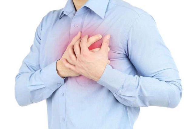 进行|心包炎的常见症状是胸痛、呼吸困难，不会遗传，无传染性