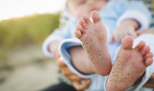 宝宝到底要不要“光脚”？专家：光脚的3大健康优势，家长别忽视