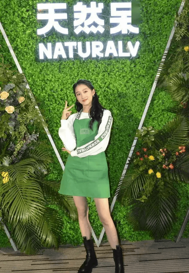 原创关晓彤是流入人间的仙子吧穿原谅绿显得皮肤真白但眼袋有点重