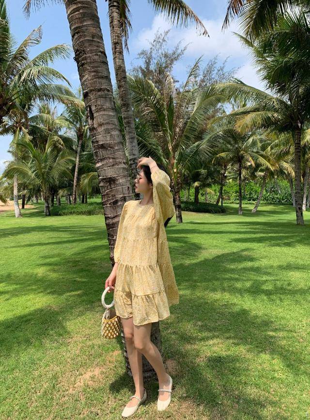 淡黄的长裙靓丽的头发想要美美出游时尚博主教你这样穿更好看