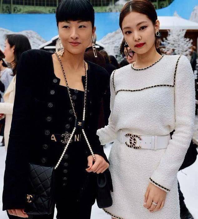 奢侈品 陈奕迅45岁妻子真能“装”，出门要背2个大牌包，浑身堆满奢侈品！