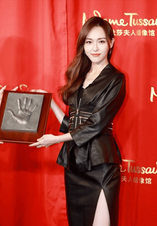 黑色 唐嫣太适合穿皮衣了,穿黑色长款皮裙御姐范十足,让人惊艳住了