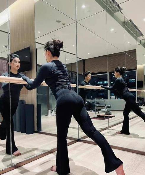 卫衣 朱珠罕见邋遢一回!在街头健身脸通红,穿卫衣顶着稻草头不要形象