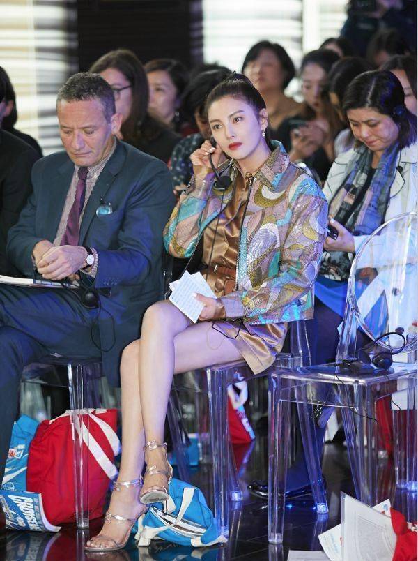 缝隙 有种坐姿叫张雨绮的“蚯蚓坐”,双腿间无丝毫缝隙,一般人模仿不了