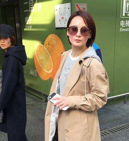 假发蒋勤勤带假发录视频，离开修图之后，脸颊凹陷也太老了吧