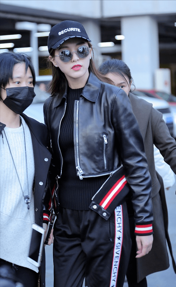 黑色 唐嫣太适合穿皮衣了,穿黑色长款皮裙御姐范十足,让人惊艳住了